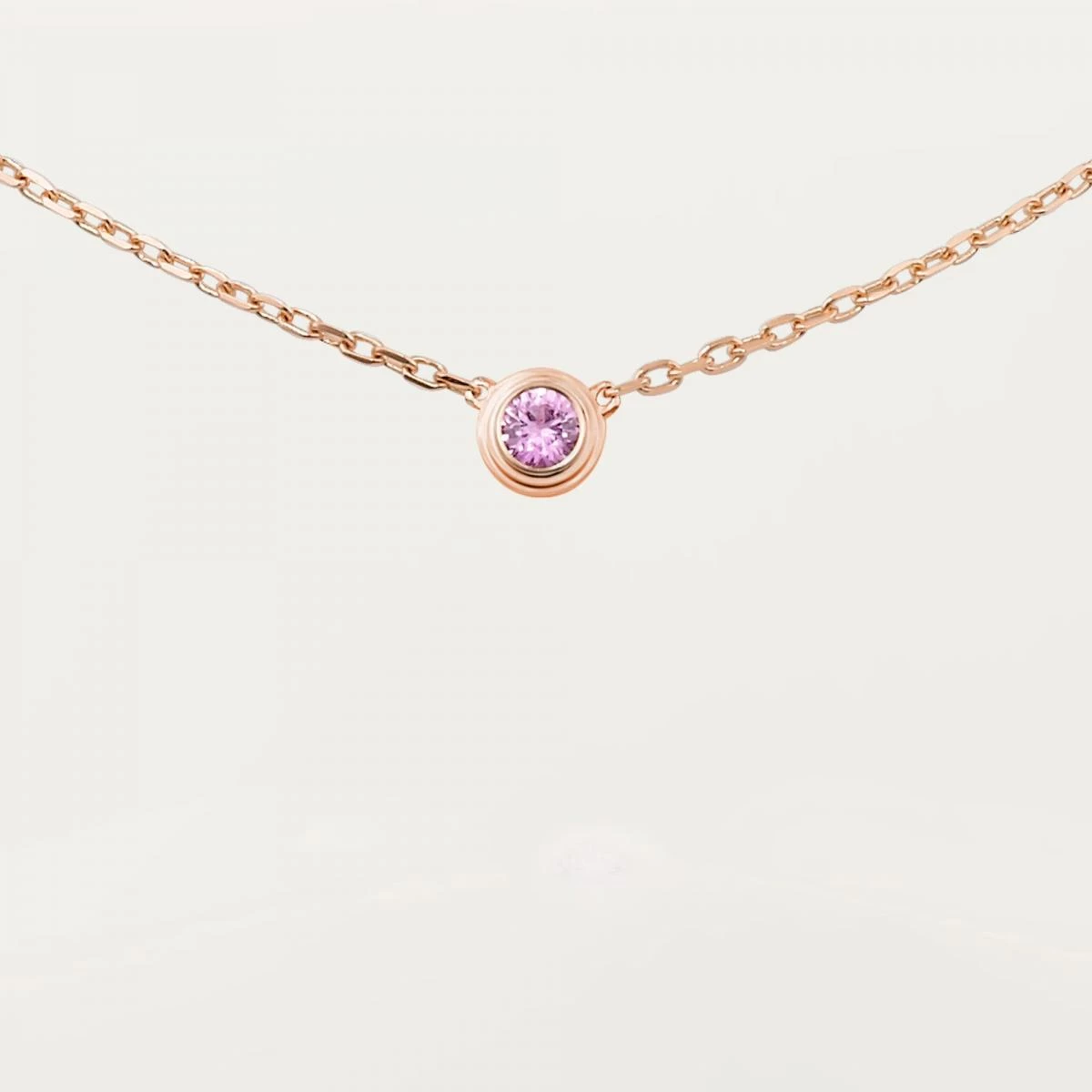 若說粉紅藍寶石也有最適合日常佩戴的代表作,Cartier d’Amour 無疑名列其中。直徑僅5毫米的吊墜不刻意搶眼,而是透過圓潤比例與細膩鑲工,讓寶石像被妥善安放的一份心意。粉紅藍寶石置於玫瑰金中央,展現出難以忽視的柔和光暈,為貴金屬材質增添層次與深度。它的迷人之處在於恰到好處的距離感,近看能讀出工藝細節,遠看只留下溫柔光點,幾乎不需思考搭配,便能自然融入每日穿著。