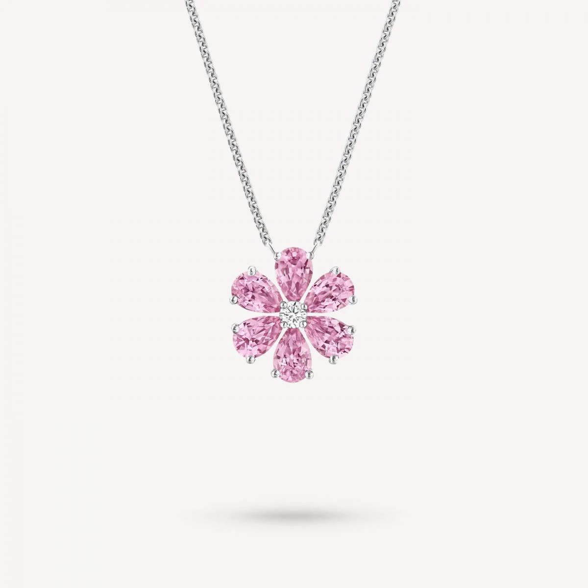 Harry Winston 詮釋花卉,向來是將自然轉化為記憶的形態。Forget-Me-Not 勿忘我系列以六顆水滴型切割粉紅藍寶石構築花瓣,中央鑽石如凝結的露珠,整體比例皆圍繞「永不凋零」的意象展開。這不是盛放於某個季節的花,而是被時間妥善保存的一瞬。鉑金底座襯托粉紅色調的清透質感,沒有多餘修飾,卻耐人長久凝視。它適合為情感而佩戴,無論是一段關係或一個重要時刻,都值得以它為自己留下清晰印記。