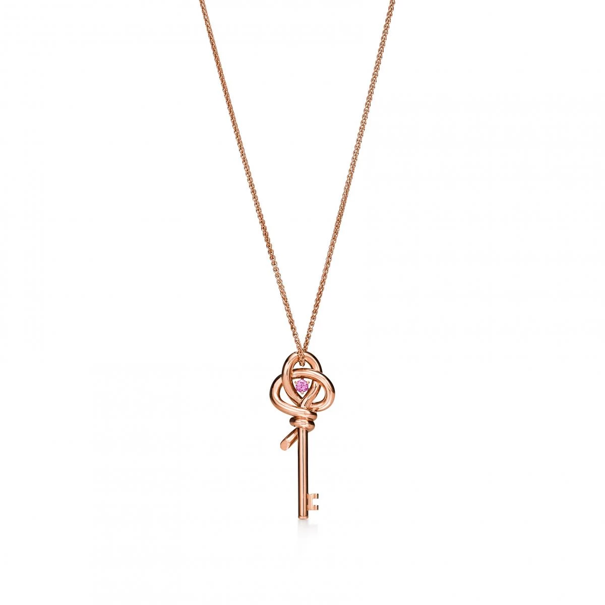 這次 Tiffany & Co. 的農曆新年新作,刻意避開直白的生肖或吉祥符號,而是以「鑰匙」作為更具深意的隱喻。Tiffany Knot 迷你鑰匙項鍊,將1889年典藏的 Knot 結構轉化為鑰匙輪廓,粉紅藍寶石鑲嵌於核心位置,像是啟動改變的瞬間。這是一件帶著行動感的珠寶,不是靜待祝福降臨,而是主動為自己開門。玫瑰金線條俐落、比例克制,無論單戴或與日常鍊墜疊搭都恰到好處。它所傳遞的「開運」,與其說是命運安排,不如說是一種清醒而溫柔的選擇。