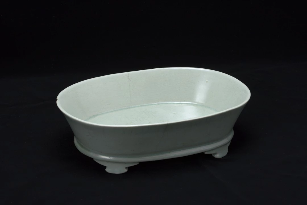 除了三大展件，另一個亮點是「眉山蘇氏三世遺翰」，收錄蘇洵（1009–1066）、蘇軾（1037–1101）、蘇轍（1039–1112）三代手稿的珍貴冊頁。2014 年，故宮赴日舉辦「台北 國立故宮博物院—神品至寶—展」，於東京國立博物館與九州國立博物館展出，其中〈蘇洵致提舉監丞尺牘〉便為重要展品，策展人讚譽其深具超然、脫俗之趣。