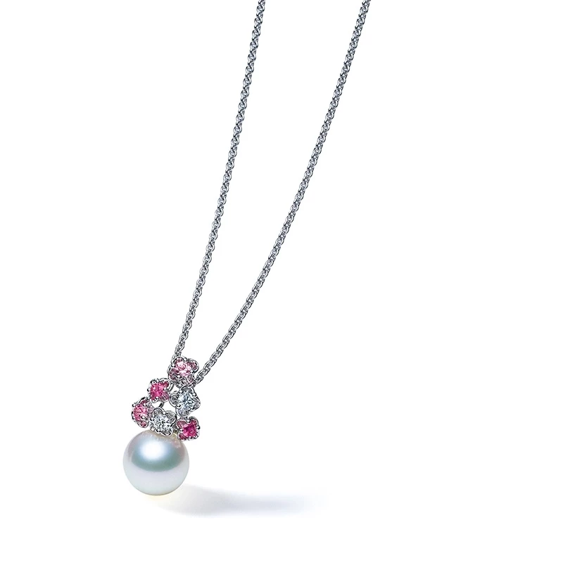 當粉紅藍寶石遇上白南洋珍珠,整個畫面自然慢了下來。Mikimoto 這款吊墜以直徑約 11 至 12.99 毫米的珍珠作為視覺核心,粉紅藍寶石與鑽石如花瓣般環繞其上,比例拿捏得恰到好處,層次分明卻不顯繁複。它呈現的是一種歷經時間後的溫柔,不張揚、不急於表態,卻自帶份量。無論出席重要場合,或作為可長久佩戴、甚至傳承的珠寶作品,都顯得格外合適。珍珠溫潤的光澤與粉紅色調彼此映襯,讓整體氣質安定而從容,是那種越看越安心、越戴越貼近生活的存在。