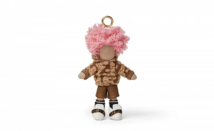 Fendi 在百年大秀上推出的 BFF Maxi 與 Mini 吊飾，無疑踩準了「情感連結」的潮流。靈感正是來自「Best Friends Forever」的概念，將配件轉化為情感載體。每一個BFF都有自己的名字與個性，宛如一個小角色家族，消費者在挑選時，等於是選擇一個與自己最契合的「時尚好友」。