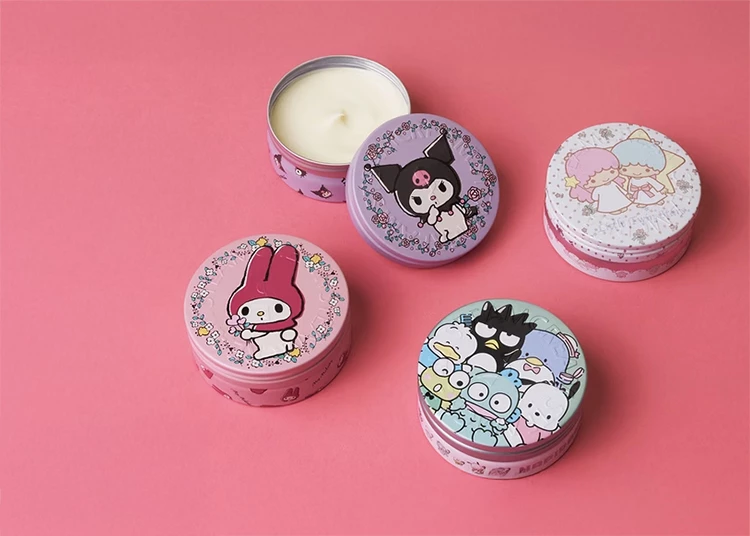日本熱銷的保濕霜品牌「STEAMCREAM」這次攜手三麗鷗推出限定聯名款，直接把日常護膚變成一場療癒的視覺享受。