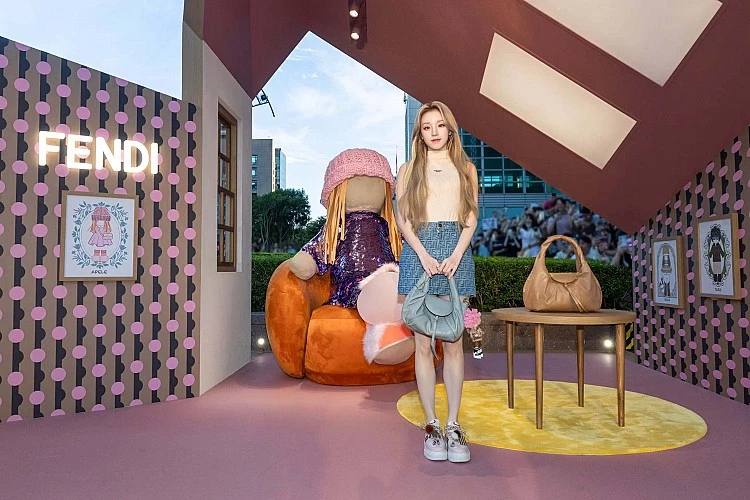 Fendi 特別選在台北101松智廣場打造全球唯一的「BFF House」，不僅展現品牌對台灣市場的重視，更呼應信義區時尚地標的國際影響力。高達四公尺的巨型BFF吊飾成為必拍打卡點，內部更以2025-26秋冬系列的「Fendi Dots」圖案妝點，營造出復古又俏皮的氛圍。