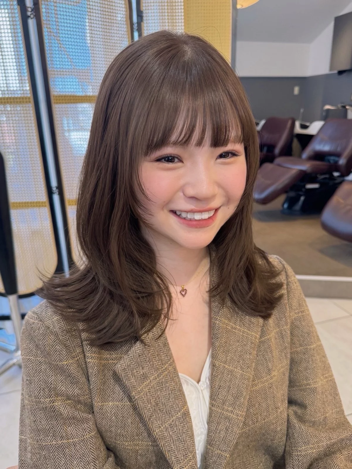 橄欖棕髮色造型推薦1：小顏鎖骨剪