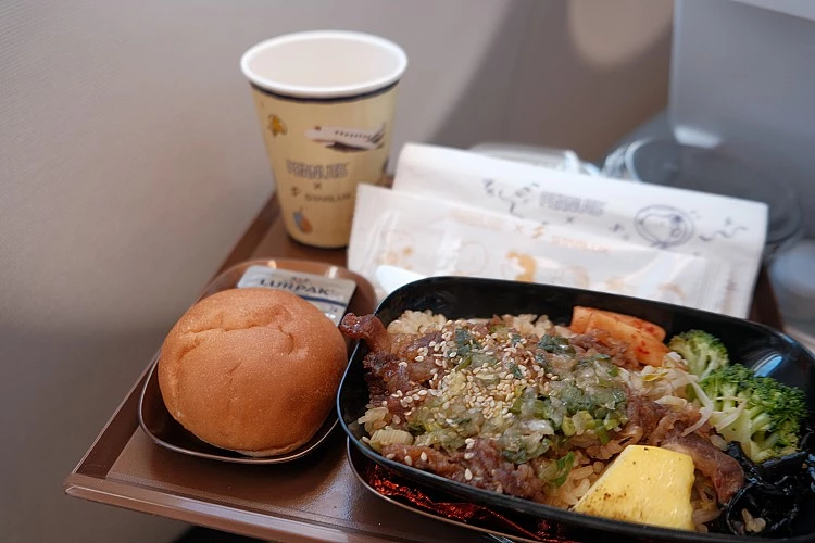 人氣不減的「胡同燒肉聯名餐」依舊登場,這天編輯也點了同款胡同餐。雖然機上沒出現Snoopy的身影,但那份蔥鹽燒肉香氣在萬米高空中瀰漫開來,鹹香與油脂交融的瞬間,讓人差點忘了自己正坐在飛機上。