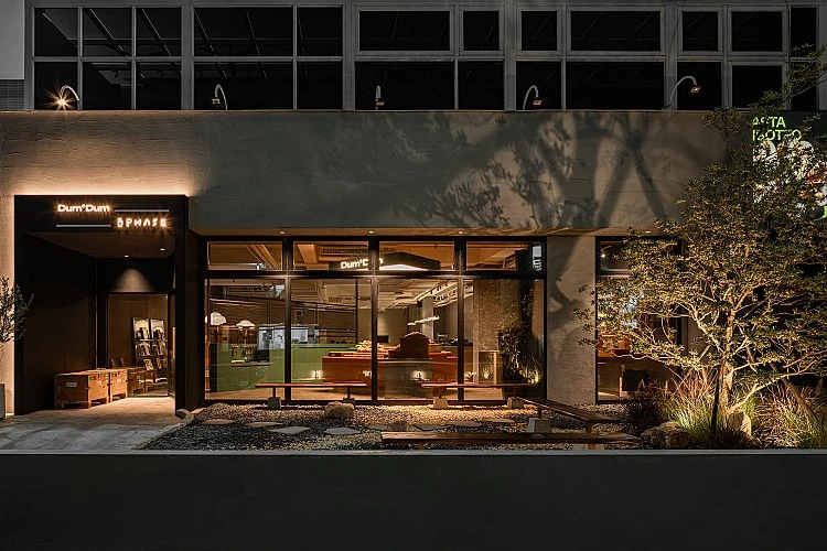 走進DUM DUM與Phase Coffee共構的水湳門市，很難用「麵包店」或「咖啡廳」為它下定義。