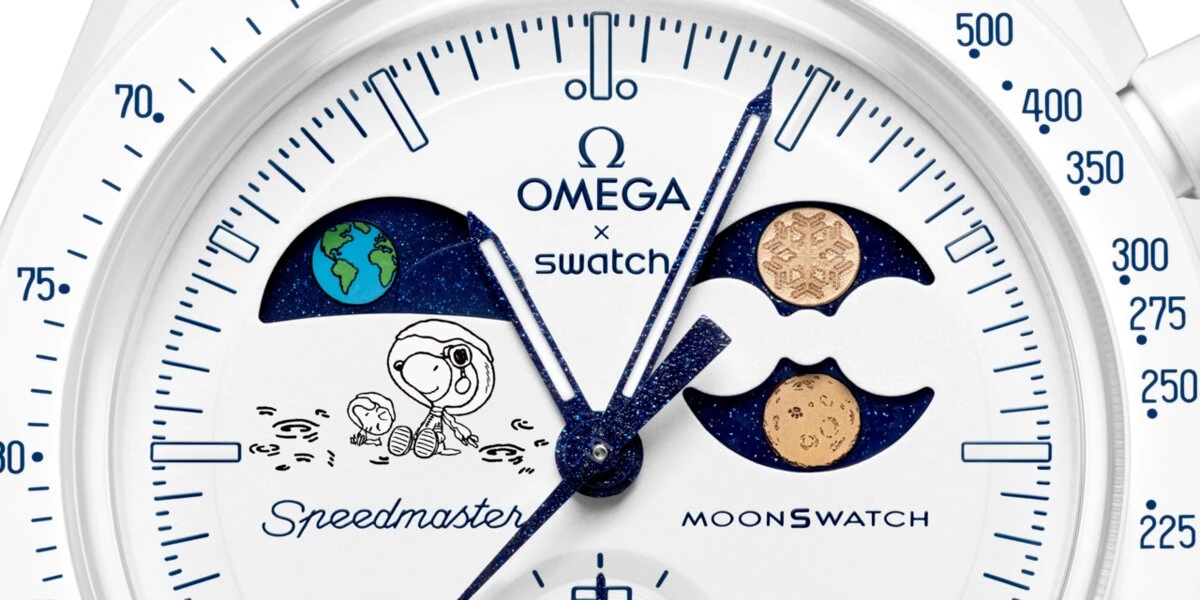 Cold Moon 延續系列標誌性的雙輪滿月設計,搭配 Omega 採用的 Moonshine™ Gold 月相塗層,在深藍色月相盤上呈現既柔和又內斂的金色光澤。深藍背景宛如冬季最清冷的夜空,而兩輪金色滿月則在其間閃爍,如同雪夜裡破雲而出的月亮。品牌也延續 MoonSwatch 一貫的宇宙語彙:背景星點、地相顯示、深藍光影,讓整只錶在視覺上多了層次與故事性。對習慣看月相錶的玩家來說,加入 Reverse 方向運轉的地相顯示更添科幻感——這是一款能「從地球看月亮」,也能「從月球看地球」的設計,把天文浪漫濃縮在 42mm 裡。