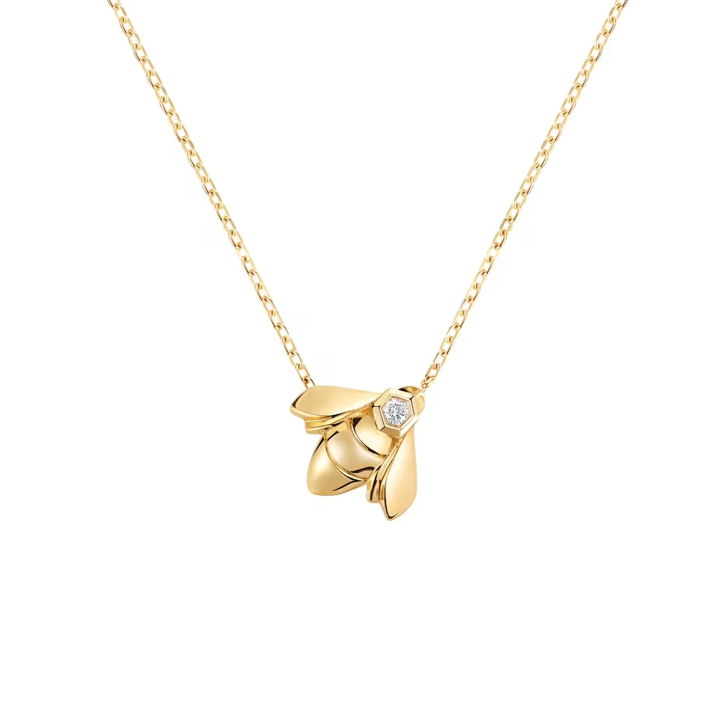 Winter 佩戴的是 Bee de Chaumet 系列蜜蜂鑲鑽項鍊,採用100%可追溯來源的18K黃金打造,鑲嵌明亮式切割鑽石,總重約0.03克拉,尺寸精巧卻極具辨識度。蜜蜂圖騰源自 Chaumet 自拿破崙時代延續至今的經典象徵,代表勤奮、秩序與自然生命力,經現代線條重新詮釋後,線條更俐落、氣質更清新。佩戴時,光澤自然停留在鎖骨之間,不張揚卻有存在感,無論白 T、針織衫或簡約洋裝,都能輕鬆融入。