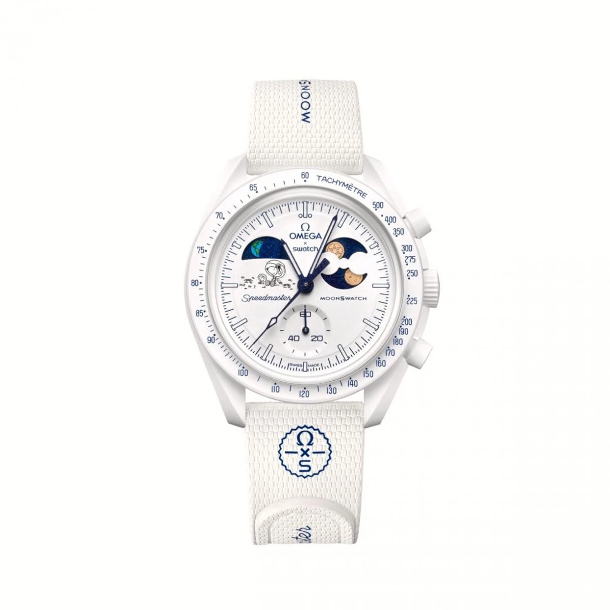 Cold Moon 延續全系列採用 Swatch 專利 Bioceramic 生物陶瓷,由天然蓖麻油混合陶瓷製成,不只環保、輕量,也比一般陶瓷多了幾分溫潤。尤其是冬天,金屬錶殼容易冰手,但 Bioceramic 卻能保持溫度,不會因低溫而讓佩戴者感到不適。此外,白色 Bioceramic 的質感非常「清透」,在自然光下會呈現霧面陶瓷般的微反射,讓同色系的白色 Velcro® 魔鬼氈錶帶更具一致性。整只錶戴起來沒有重量負擔,卻能呈現 Snow Edition 的視覺衝擊。這種材質科技,也是 Swatch 能持續玩出宇宙、星球、季節限定版本的原因之一。