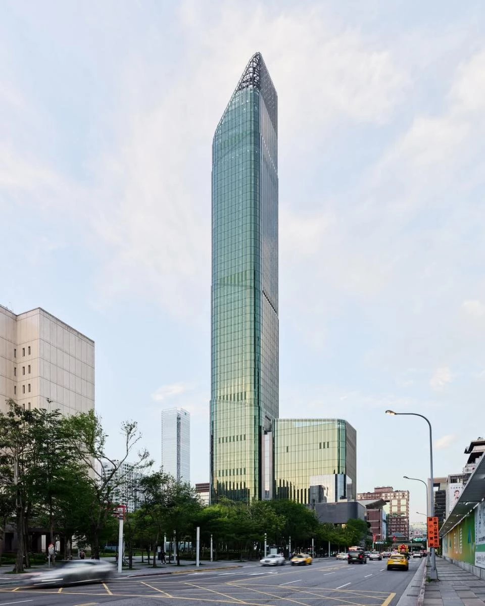 隨著城市發展與國際資本持續進駐,台北正迎來新一波建築與城市升級浪潮。從天空塔、四季酒店、洲際酒店、中華郵政塔、鐫萃,到音圖中心,不僅重塑城市天際線,也全面提升觀光、商務與生活機能。其中,位於大巨蛋園區的「洲際酒店」將於今年夏季率先開幕,為台北未來城市發展揭開全新篇章。