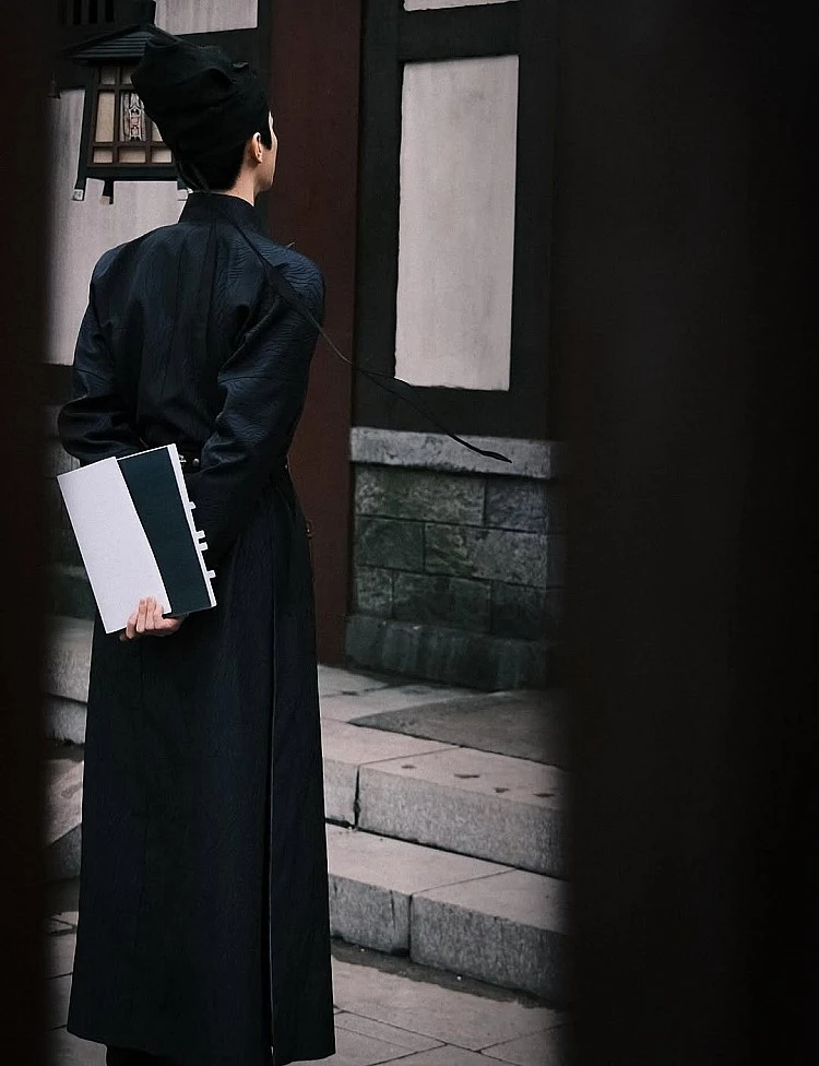 梅逐雨乍看之下是玄鑑司的主事,實則為捉妖天師