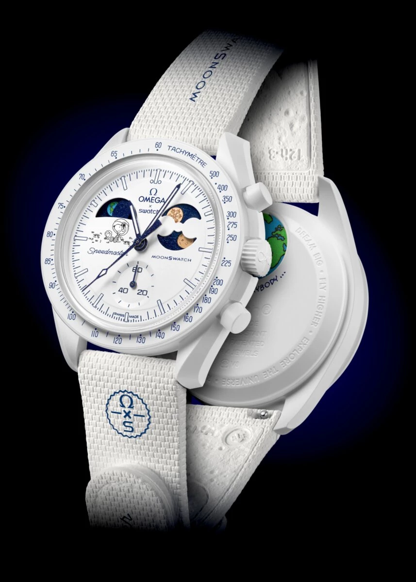 即便是價格親民的 MoonSwatch,Omega 的經典靈魂依然不會缺席。Cold Moon 承襲 Speedmaster Moonwatch 的多項標誌元素——不對稱錶殼線條、內凹式小錶盤、代表傳奇 Speedmaster 的字樣、錶圈上著名的測速計刻度 Dot Over 90(DON)標誌。這些細節讓腕錶在歡樂外型下,仍具備正宗 Speedmaster 的經典味道。錶殼背面刻有任務宣言,象徵探索精神,而電池蓋則以地球為靈感設計,再次呼應此系列對宇宙主題的堅持。白色 Velcro® 錶帶的存在,像是太空人裝備般實用俐落。這些元素加總起來,使 Cold Moon 腕錶成為最具「月球血統」的平價入門選擇之一。