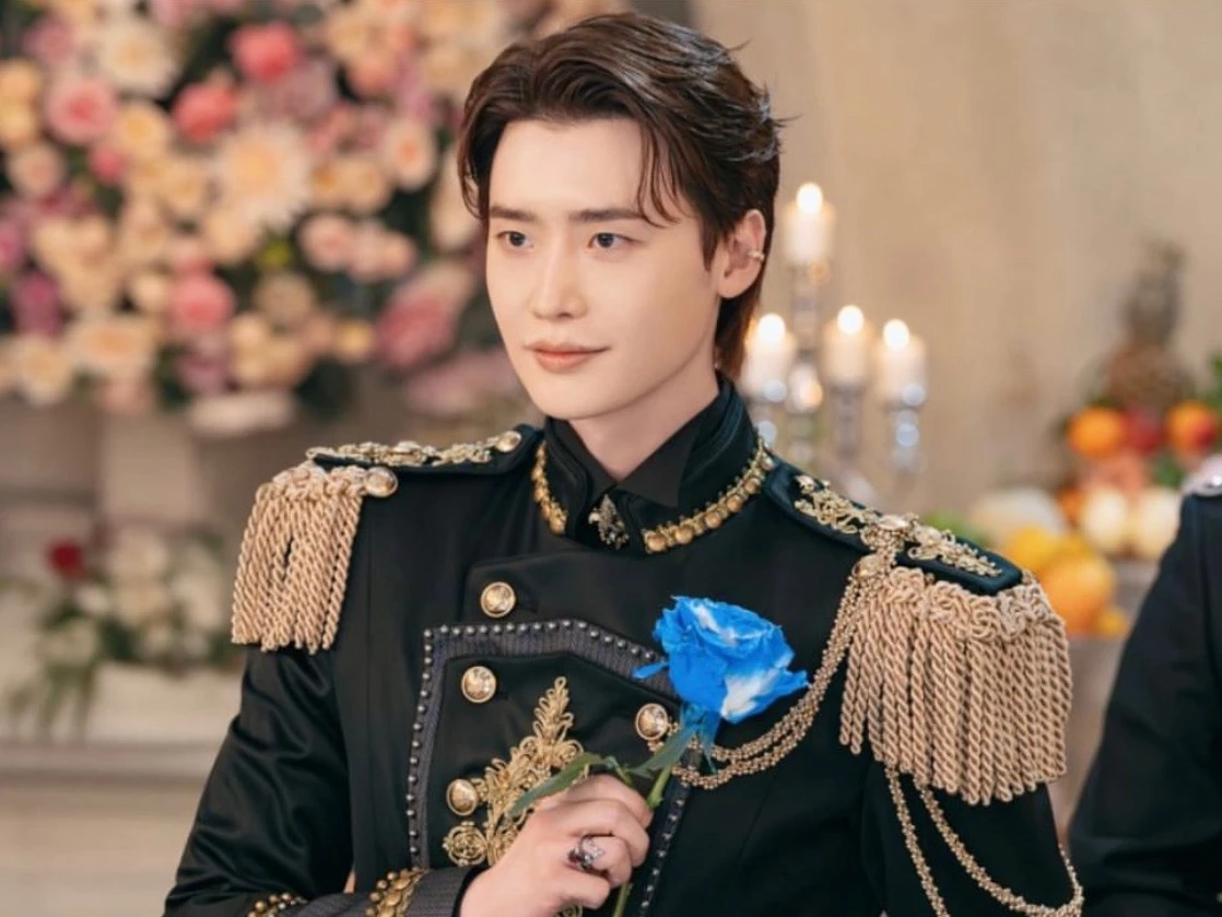 李鍾碩這次《再婚皇后》中，飾演西王國王位繼承人海因里，外表俊美、個性看似溫柔，實際上卻有自己的政治考量與祕密。原著中，海因里所屬的王族具有變身成鳥的特殊能力，他更曾以鳥的姿態潛入東大帝國皇宮，並在與娜菲爾相處的過程中逐漸愛上她，他向娜菲爾提出的婚姻邀約，究竟是真心愛慕還是另有目的，也讓兩人的關係充滿曖昧與懸疑。