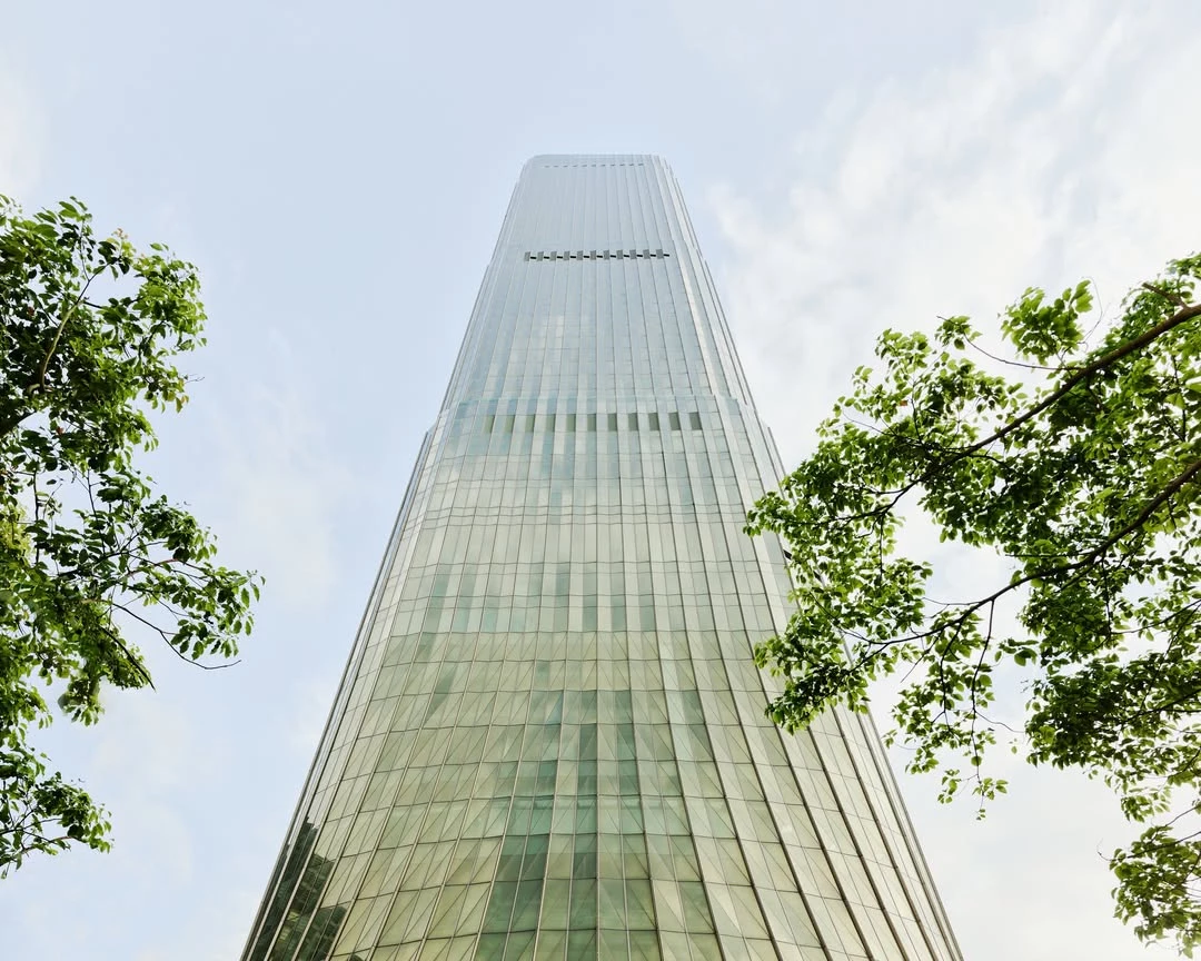 坐落於信義計畫區 A7 的「天空塔」(The Sky Taipei),樓高約 280 公尺,未來將成為台北第二高樓,僅次於台北 101。建築由國際團隊 ACPV 操刀,並由義大利設計大師 Antonio Citterio(安東尼奧·西特里奧)與 Patricia Viel(派翠西亞·維爾)共同設計。整體外觀以台灣竹筍為靈感,大面積綠色玻璃帷幕象徵向上生長的生命力,為城市天際線注入自然意象。
