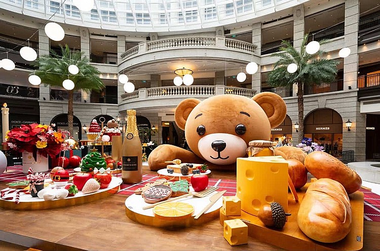 每年聖誕節信義區就等 Bellavita!今年捨棄精品風格,改以大型「巨熊」與「下午茶場景」打造更具親和力、暖意十足的聖誕主題。