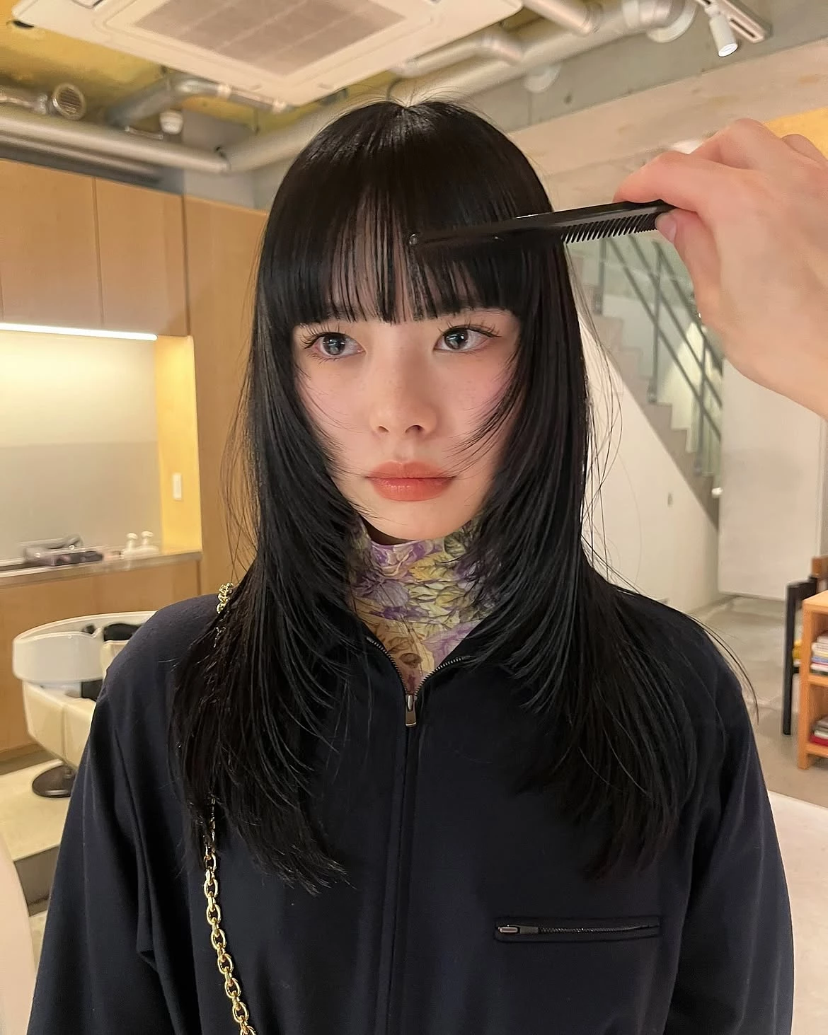 減齡齊瀏海黑長髮造型推薦6：羽毛層次剪