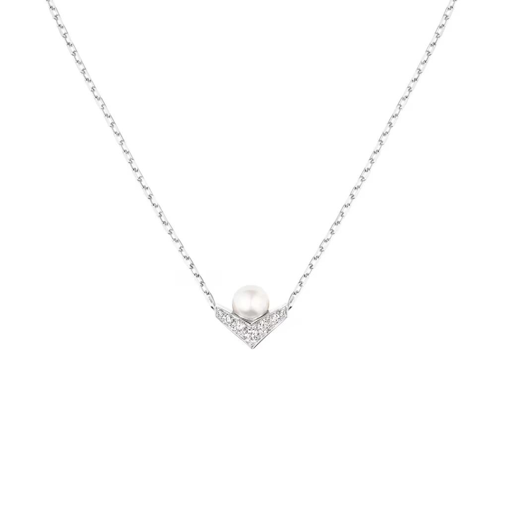 Joséphine 系列向來被視為 Chaumet 最具女性力量的代表。這款 Aigrette 項鍊以18K白金打造,鑲嵌一顆0.58克拉 Akoya 阿古屋珍珠,並以7顆鑽石勾勒 V 字輪廓。設計靈感源自約瑟芬皇后的冠冕與鷺羽,將「高處的象徵」轉化為貼近肌膚的優雅線條。佩戴時,珍珠像被輕輕托起,既柔美又帶有力量感,非常適合重要場合或作為人生里程碑的紀念珠寶。