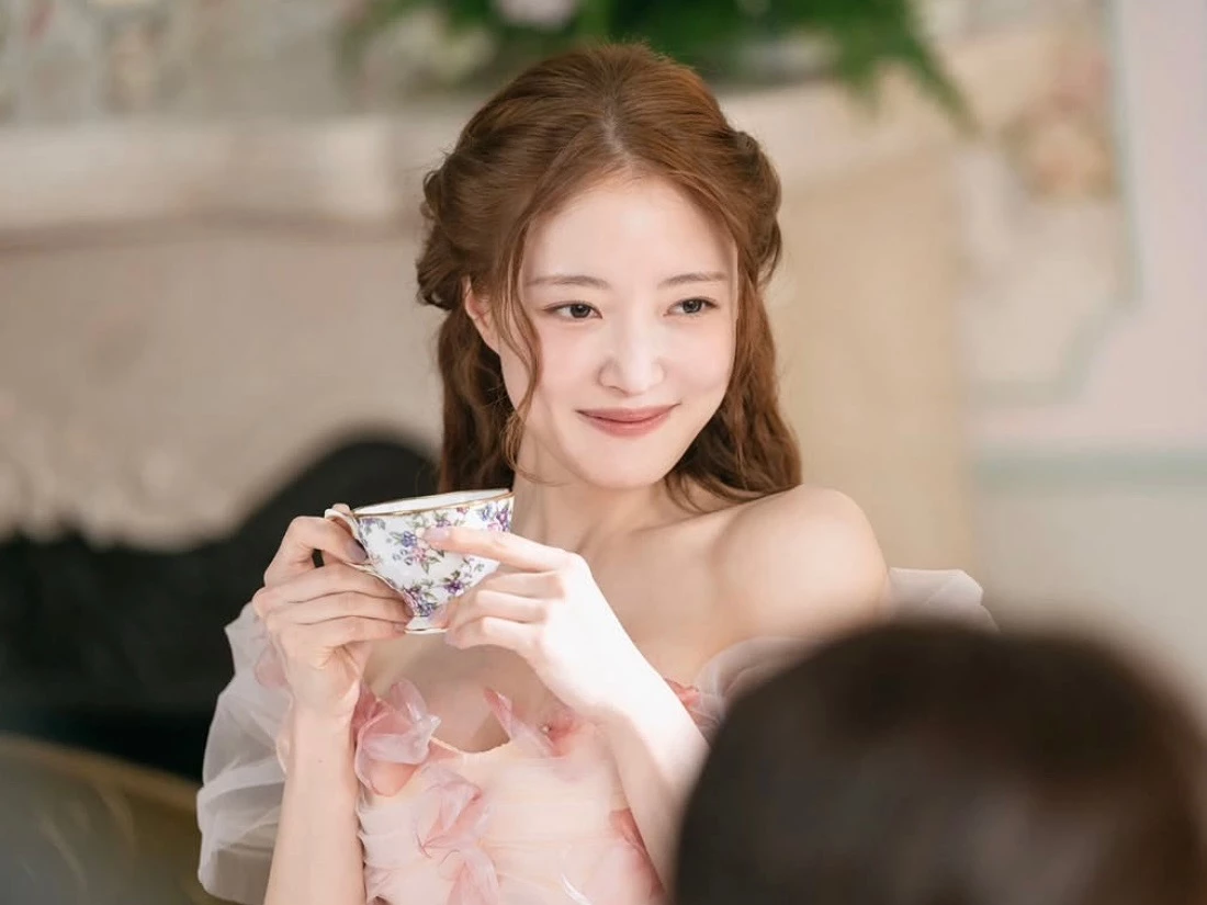 這次在《再婚皇后》中，李世榮迎來截然不同的角色挑戰，飾演原著中極具爭議的菈絲塔，從一無所有的逃亡奴隸，憑藉美貌與皇帝索本修的寵愛踏入皇宮，逐漸被權力與慾望吞噬，不同於過去經常詮釋善良、堅強的女主角，這次李世榮將挑戰更具心機、野心與陰暗面的反派形象，超強烈反差也讓不少原著粉絲期待。