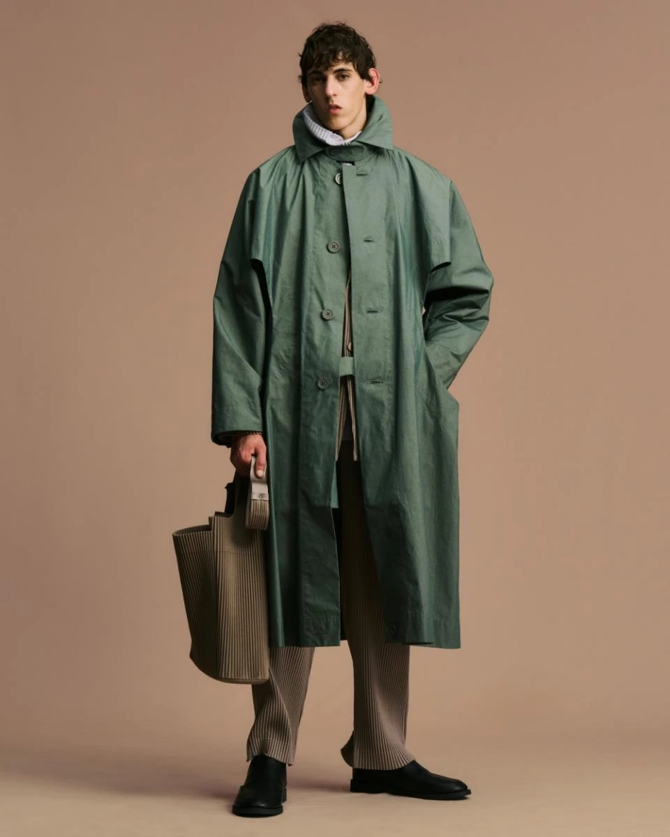 不同於部分奢侈品牌著重於炫目的標誌或奢華符碼，Issey Miyake 始終堅持「服裝是為穿著者而設計」的理念。