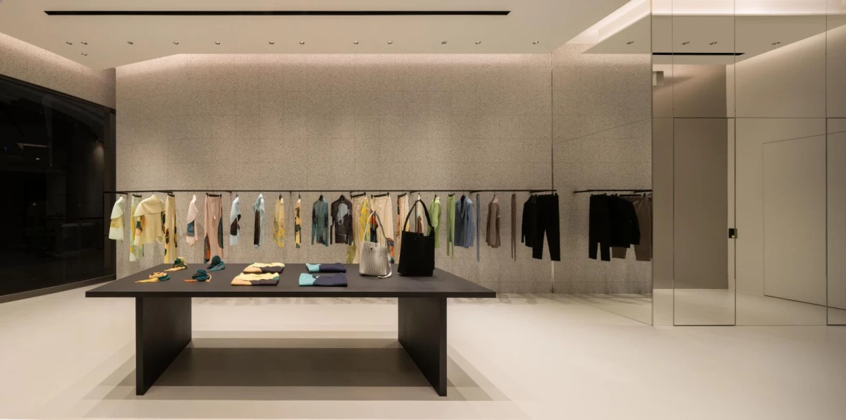 Issey Miyake 目前已在全球開設超過 300 家實體店，足跡遍佈亞洲與歐美主要城市。在展店規劃上，品牌強調「全方位體驗」，這也是其獨樹一幟的拓點策略。
