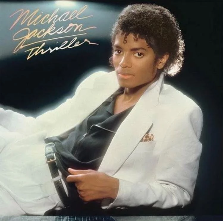 被譽為「流行樂之王」的麥可・傑克森(Michael Jackson),1958 年出生於美國印第安納州蓋瑞市,自幼便展現驚人的音樂天賦,年少時加入由兄弟組成的 Jackson 5 擔任主唱,團體推出〈I Want You Back〉、〈ABC〉等作品後迅速走紅。單飛後,麥可以高辨識度的嗓音,加上精準而充滿爆發力的舞蹈,以及《Off the Wall》、《Thriller》、《Bad》…等神專的加持,逐步站上世界流行音樂的最高峰。