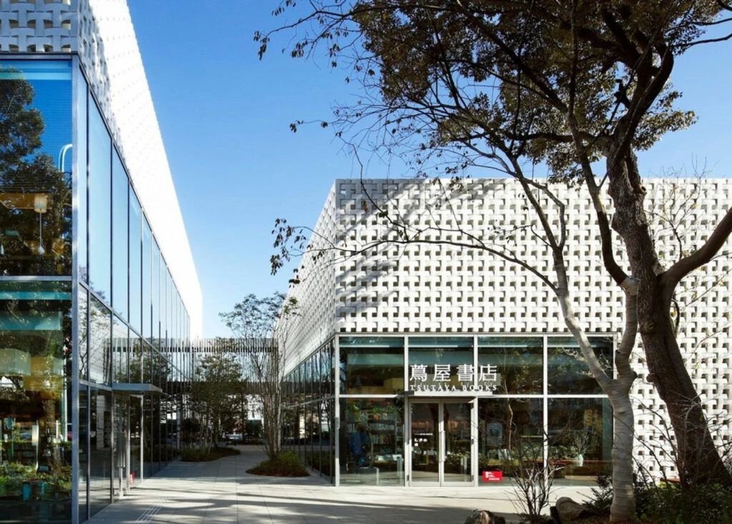 台中梧棲「蔦屋書店」預計於 2027 年開幕,屆時將串連台中捷運「藍線」與三井 Outlet,位於城市與海灣交界,打造豐富生活機能與便利性。台中捷運「藍線」預計 2034 年通車,規劃 20 座車站,從台中車站一路延伸至台中港,不僅完善交通網絡,也將為城市增添更多綠意與美景。