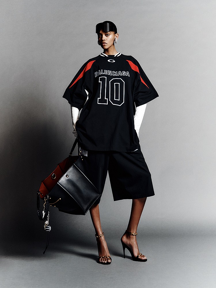 隨著 Balenciaga 秋季 2026 系列登場，創意總監 Pierpaolo Piccioli 亦同步推出兩項話題聯名——Manolo Blahnik、NBA分別聯名，已在品牌指定專賣店與官網正式發售。此次聯名延續 Piccioli 為 Balenciaga 帶來的「柔化但不退讓」新方向。Manolo Blahnik 聯名鞋履以精準比例與工藝見長，將高級鞋履的優雅語彙注入 Balenciaga 一貫的結構美學；而 NBA 聯名系列則呼應本季對運動與身體動態的關注，將機能服、科技面料與籃球文化結合，展現舒適、能量與團隊精神並存的當代風格。