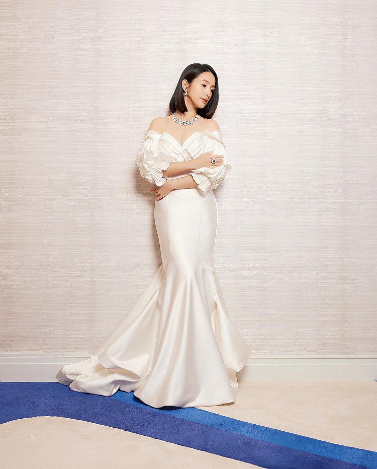 林依晨以一襲純白露肩禮服亮相Piaget伯爵珠寶活動，立體抓皺設計搭配V字的肩線設計，不只修飾肩膀線條，更展露女人的柔媚，品牌的高級珠寶的點綴頸間與耳畔，耀眼程度讓人眼睛離不開，也讓人更期待金馬紅毯林依晨會穿什麼？