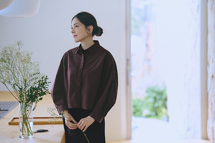 許瑋甯示範襯衫穿搭:另一套則是由前Chloé創意總監Clare Waight Keller操刀的「C系列」一件摩卡棕色的棉質短版襯衫配上米蘭羅紋寬襬裙