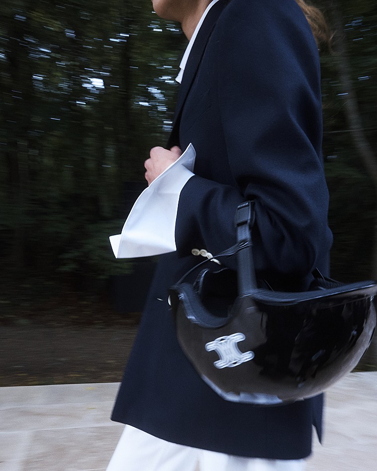 另外,「枕頭包」、「Triomphe掀蓋包」都成為女孩高度關注的重點包款,其中最有趣的是,本季大秀上出現的「安全帽」也成為焦點!可以裝東西嗎?不曉得,但因為愛騎自行車而融入設計的又幽默又浪漫的靈魂,已經讓台灣人生活中超常見的安全帽蔚為話題!