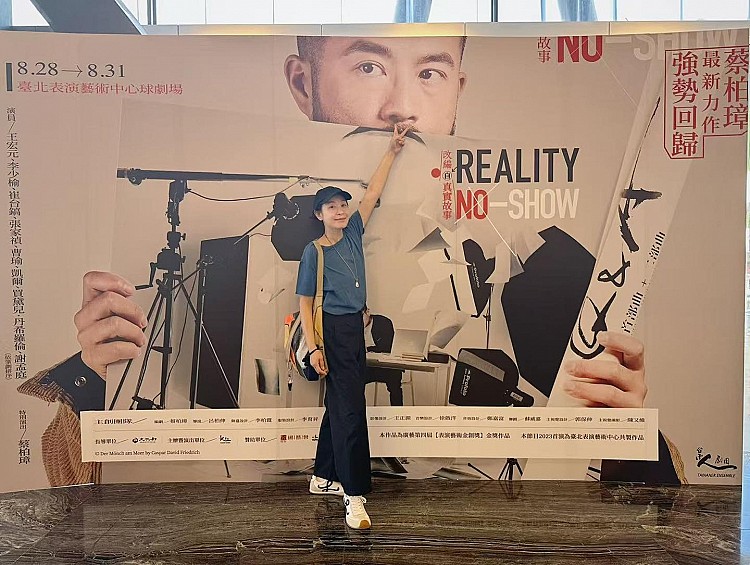 真正的減齡，不是裝扮，而是輕鬆得剛剛好！舒適度、實穿性離不開劉若英的日常穿搭，這套 藍色 T 恤＋深色牛仔褲的組合，搭配上超級熱賣的Loewe薄底鞋穿搭，完全是實用度 100 分的減齡範本。