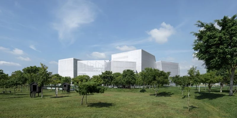 除了由日本建築大師安藤忠雄操刀的「童書之森」預計於年底完工外,由日本建築師妹島和世與西澤立衛共同創立的 SANAA 建築師事務所所設計的「綠美圖」,也已於去年底正式開幕。