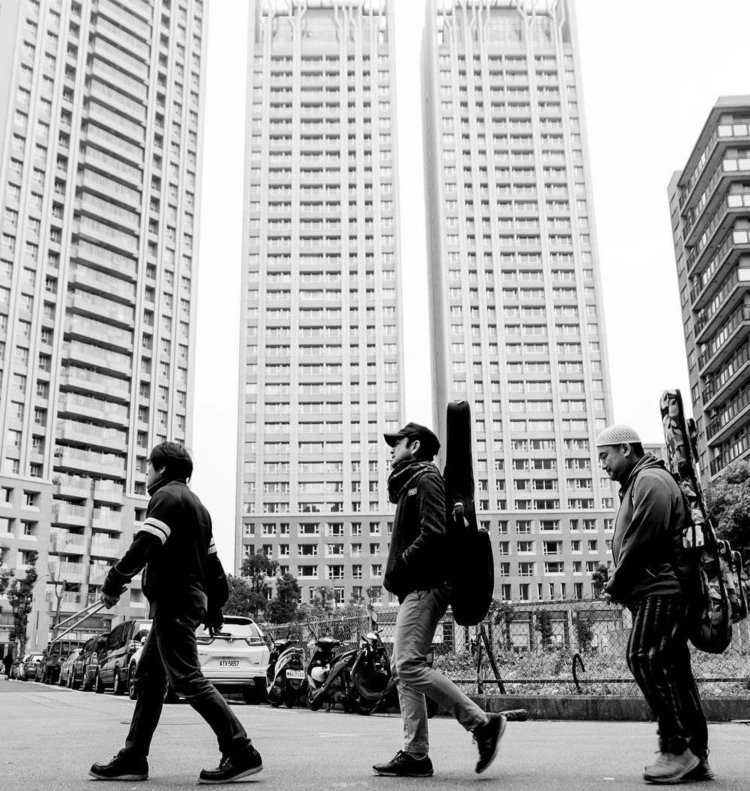 2025兩廳院夏日爵士戶外派對上,日本爵士團「東京中央線」則以深厚爵士基礎融合藍調、搖滾與前衛元素