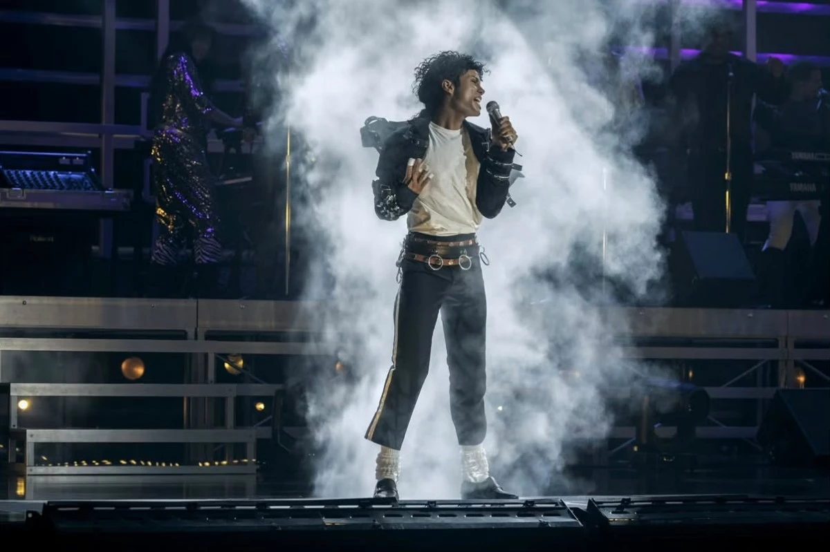 將這位傳奇巨星生涯搬上舞台的《MJ 麥可・傑克森》(MJ The Michael Jackson Musical),於2021年12月在紐約百老匯尼爾・賽門劇院展開預演,並在 2022 年 2 月 1 日正式開幕。作品由兩度獲得普立茲獎的劇作家琳恩・諾塔吉(Lynn Nottage)執筆,並由東尼獎得主克里斯多福・惠爾登(Christopher Wheeldon)擔任導演及編舞。