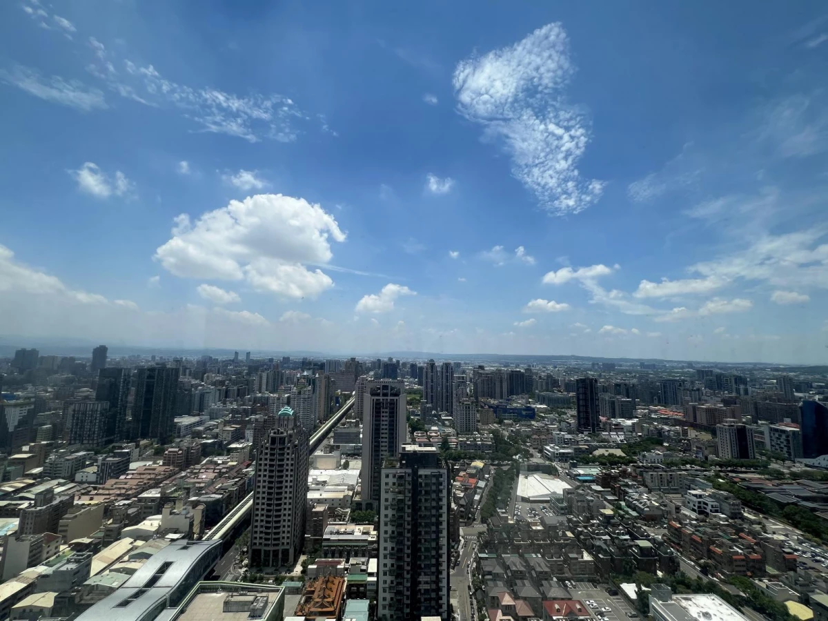 年初一場氣爆意外，讓新光三越台中中港店無選擇地得拉下大門暫停營業，從封鎖線拉起、工安檢查、復工、再拿到復業許可的執照，這長達半年的歇業期間，外界都在拿放大鏡在檢視。