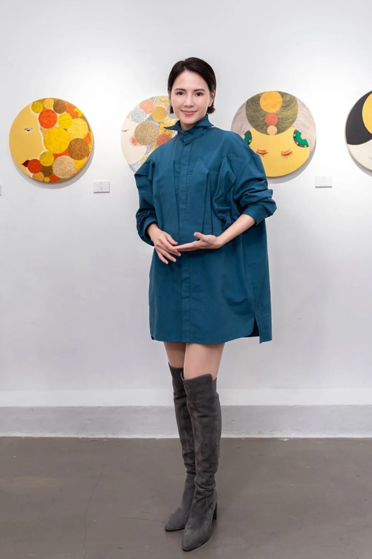 影后李心潔減齡穿搭1：丈青色襯衫+膝上馬靴