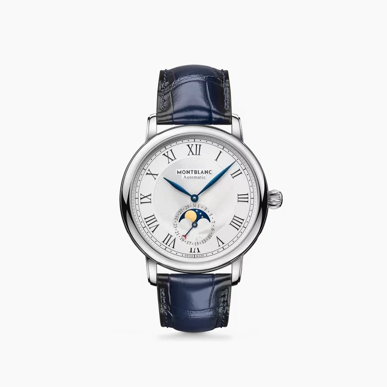 Montblanc 的明星傳承系列,以 Minerva 錶廠百年懷錶為靈感,將傳統製錶語彙轉譯為現代優雅。42毫米精鋼錶殼,搭配銀白色錶盤,展現莊重大器。葉形指針在放射狀星形扭索紋之上游走,洋蔥形錶冠與鐵軌式分鐘刻度,更添古典氛圍。