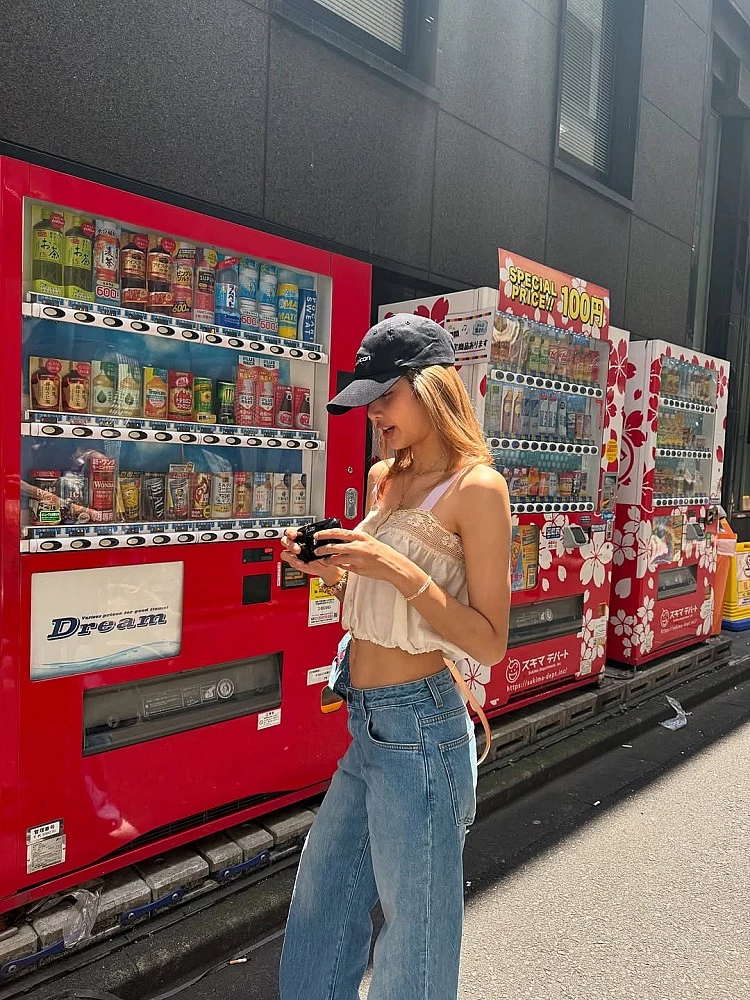 Lisa穿搭背心永遠是夏季不敗單品,搭配直筒牛仔褲,便能在休閒與優雅之間找到完美平衡。