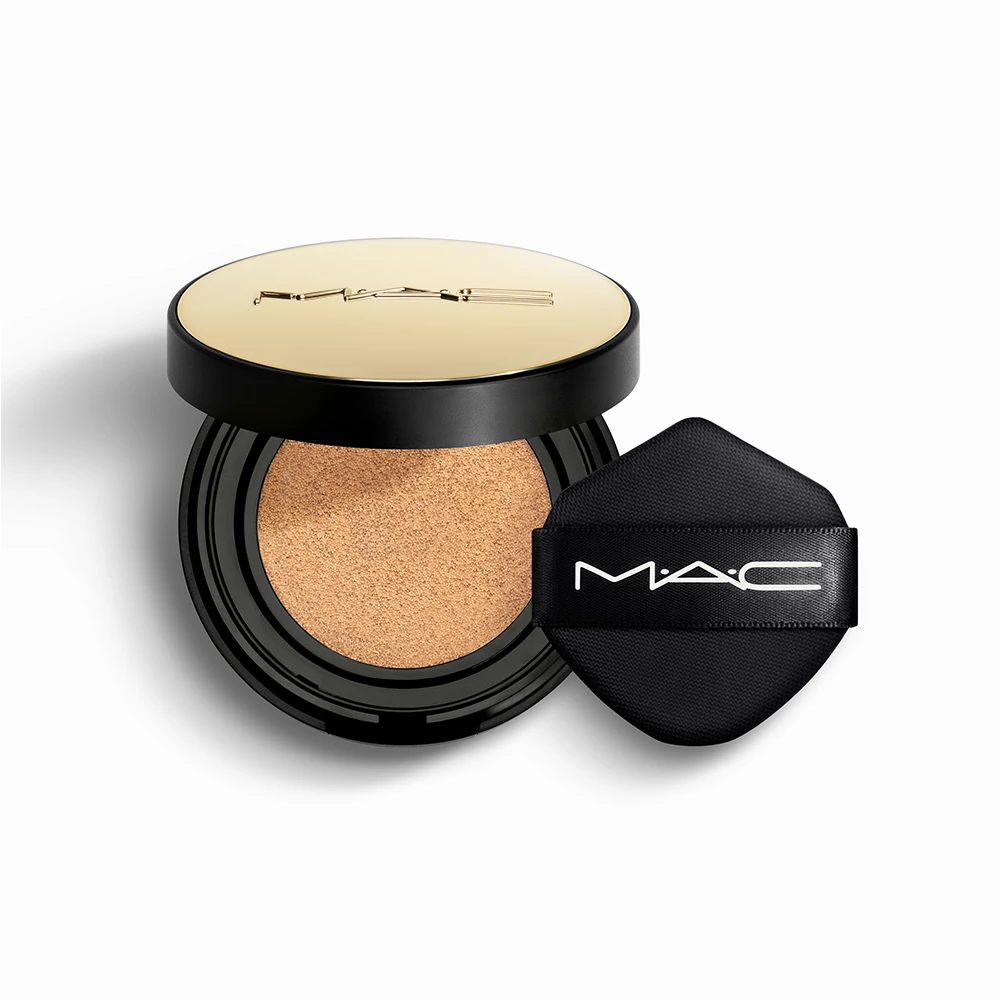  M.A.C 超持妝奢緞氣墊精華 SPF50+/PA++++，NTD2,150；粉蕊NTD1,600