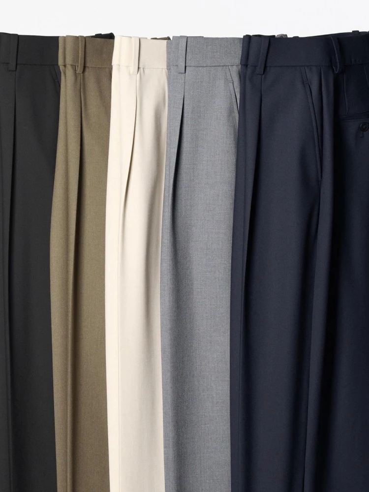 Uniqlo打褶寬褲共推出五色可選，（商品編號：464886、469854｜商品售價：NTD990）。