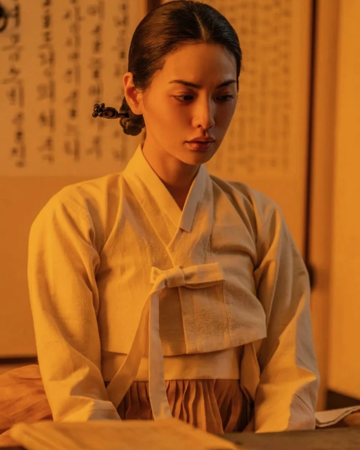  ​  Nana 則在 2009 年參加亞洲太平洋超級模特兒大賽後，以 After School 第三期成員身分進入演藝圈，除了舞台上的亮眼表現，她更因外型受到國際關注，2014、2015 年連續兩年登上 TC Candler「全球百大最美臉孔」第一名。之後 Nana 逐步將事業重心轉往戲劇，2016 年憑韓版《傲骨賢妻》演技受到肯定，之後陸續主演《出師表》、《騙徒》、《假面女郎》、《全知讀者視角》等熱播作，近期再次憑藉 Netflix 古裝情慾劇《挑情醜聞》中的突破演出掀起討論。