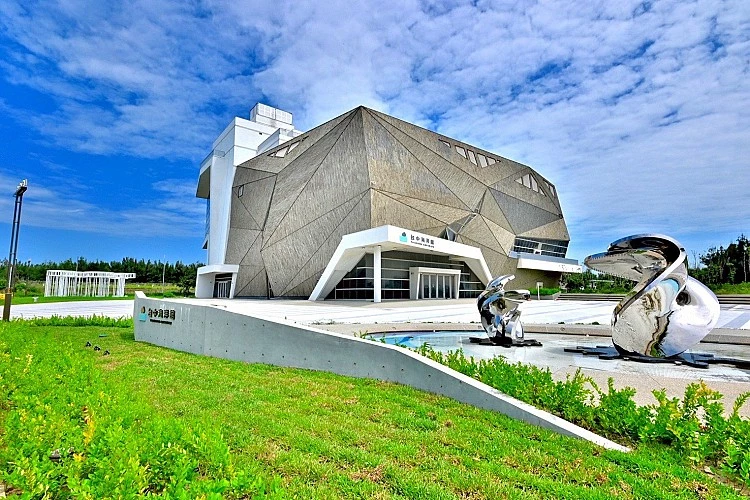 籌備逾 10 年，台中海洋館將於今年夏季正式揭開序幕。在余曉嵐建築師事務所打造下，嘗試轉譯中部大甲溪的岩石語彙。石材組構的摺板，呈現石材的肌理，為整座建築勾勒出剛勁的線條。