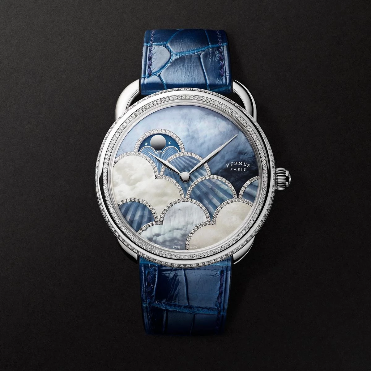 Arceau Petite Lune Dans les nuages 腕錶,名字就像一首詩,意為「雲中的小月亮」。錶盤以珍珠母貝與鑽石鑲嵌,雲霧般的層次映襯月相盤。