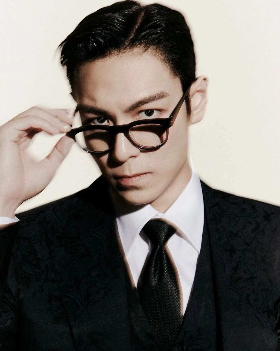 T.O.P 於 2006 年以 BIGBANG 成員身分出道，一出道便以充滿實驗性的音樂與視覺風格在全球走紅，並一步步成為二代團中極具代表性的傳奇男團，T.O.P 也憑低沉嗓音及鮮明饒舌風格受到矚目，可惜在 2017 年因大麻案暫停演藝活動，2022 年約滿離開 YG 娛樂，2023 年更正式聲明退出 BIGBANG。沉寂多年後，他於 2024 年底以《魷魚遊戲 2》重返螢幕，並在今年 4 月推出首張個人正規專輯《ANOTHER DIMENSION》，緊接著在 8 月起展開「T.O.P PRE-STUDIO 2026」亞洲巡演，並一連兩天唱進林口體育館。