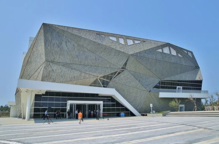 台中海洋館一共規劃四大展區，大洋展示區：展出深海到外洋的大型魚類，像是魟魚、鯊魚等；水母展示區：搭配燈光效果，打造夢幻水母牆；河口濕地展示區：介紹河海交界處的生態，貼近台灣自然環境