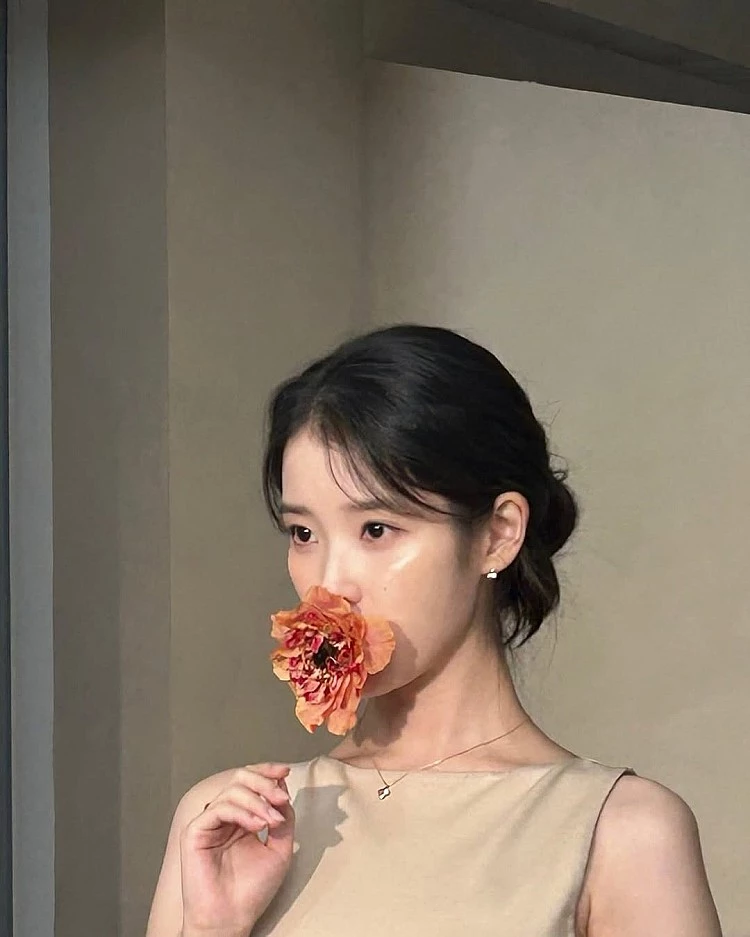   IU曾經在訪問中談到自己從少女到女人的心境變化。她承認自己過去很害怕不完美被看見，擔心脆弱會被誤解為軟弱。但現在，她把脆弱視為真實力量的一部分。