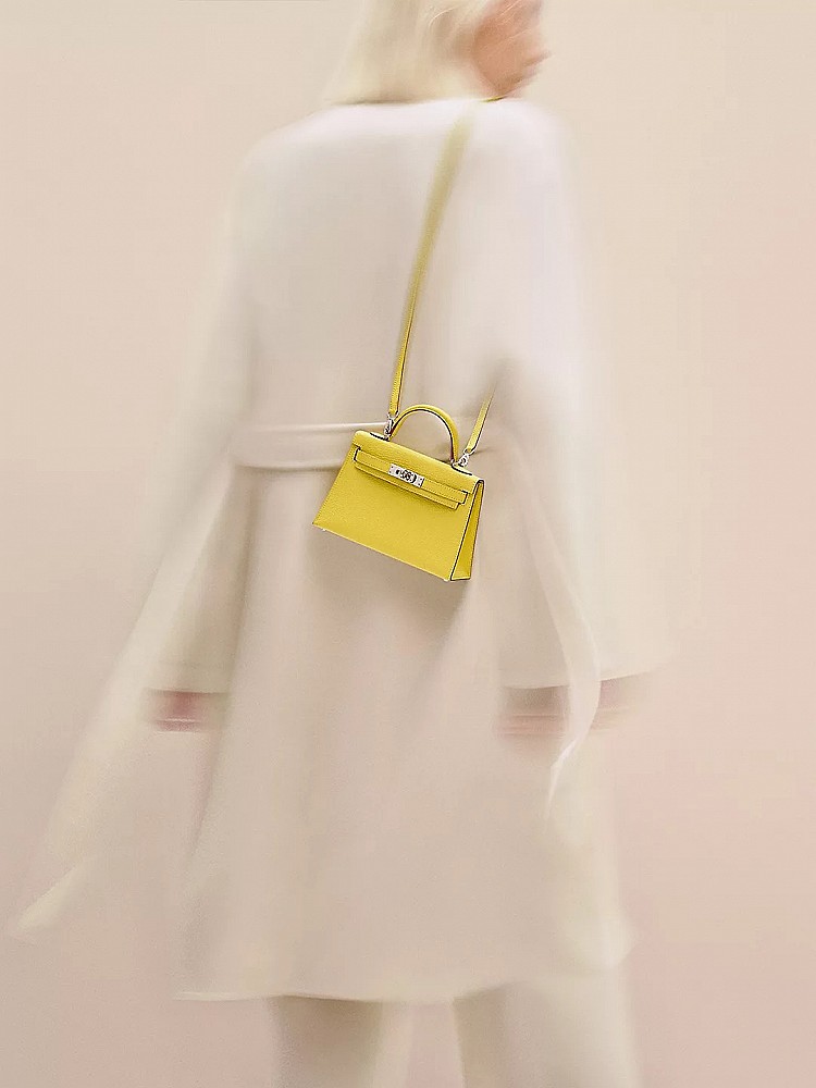 Kelly迷你二代穩坐愛馬仕保值榜首,迷你尺寸不僅順應近年小包當道的時尚趨勢,讓這款包不再只是收藏品,而是真正能被頻繁使用的高價值單品。加上 Kelly 系列本就工藝難度高、產量受限,使 Mini II 在市場流通量極低。在二手精品市場中成為最具爆發力的包款,282%的保值率,幾乎重新定義了「愛馬仕投資款」的門檻。