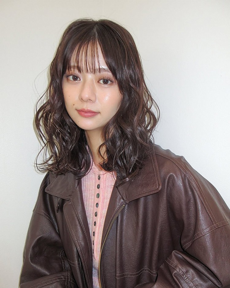 法式瀏海髮型推薦22：中長蛋捲頭