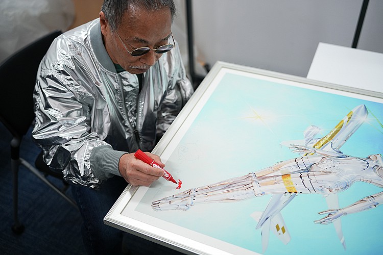 核心視覺則結合機械姬與AIRSORAYAMA飛機，以湛藍象徵自由與無限可能，並藏入星宇航空的「北極星」精神座標。